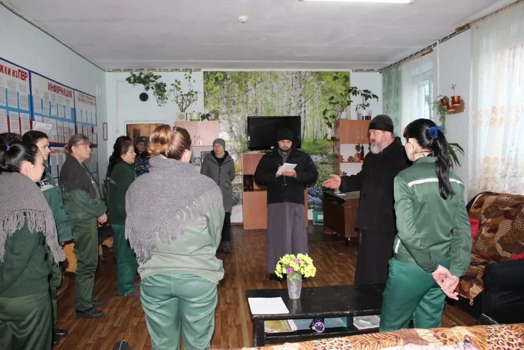 Священник с подопечными реабилитационного центра